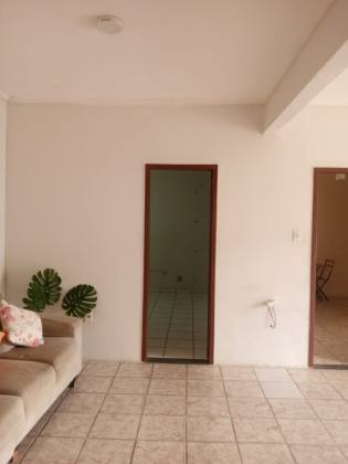 CASA E PONTO COMERCIAL  NA FAROLÂNDIA