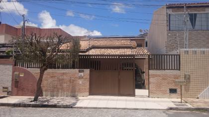 CASA EM RUA PÚBLICA - JABOTIANA