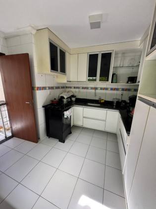 Casa em Lauro de Freitas 4/4 com 03 suítes