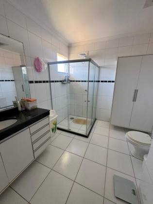 Casa em Lauro de Freitas 4/4 com 03 suítes