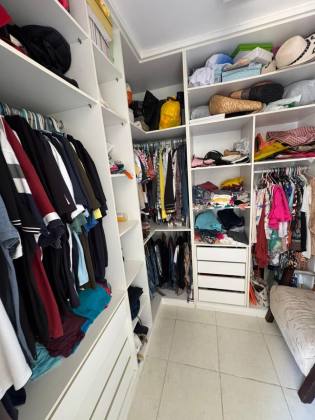Casa em Lauro de Freitas 4/4 com 03 suítes