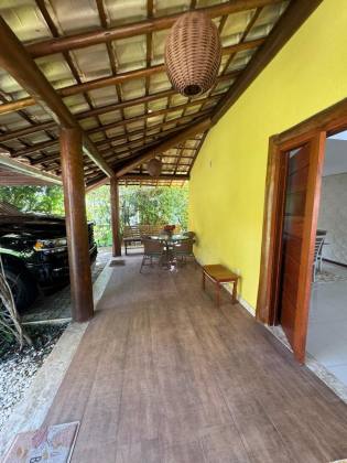 Casa em Lauro de Freitas 4/4 com 03 suítes