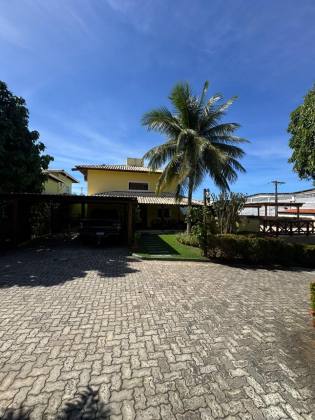 Casa em Lauro de Freitas 4/4 com 03 suítes