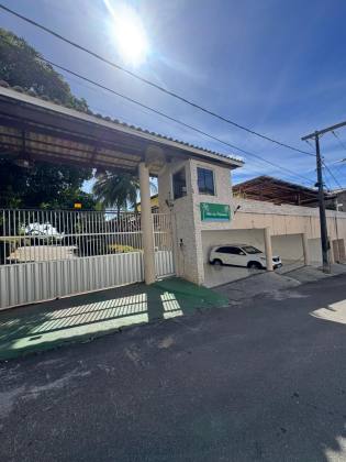 Casa em Lauro de Freitas 4/4 com 03 suítes