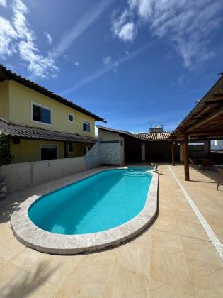 Casa em Lauro de Freitas 4/4 com 03 suítes