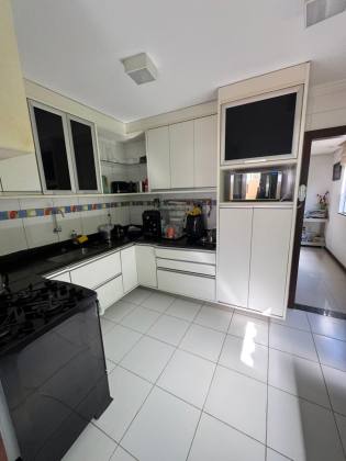 Casa em Lauro de Freitas 4/4 com 03 suítes
