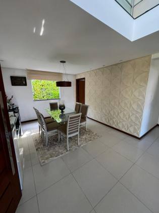 Casa em Lauro de Freitas 4/4 com 03 suítes