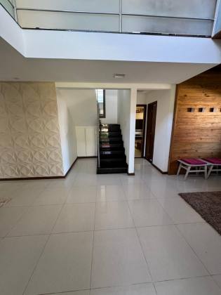 Casa em Lauro de Freitas 4/4 com 03 suítes