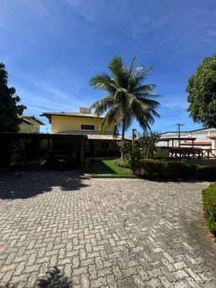 Casa em Lauro de Freitas 4/4 com 03 suítes