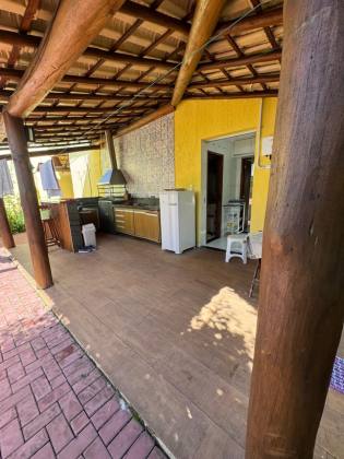 Casa em Lauro de Freitas 4/4 com 03 suítes