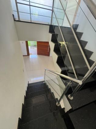 Casa em Lauro de Freitas 4/4 com 03 suítes
