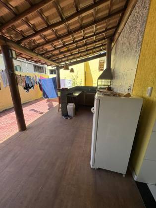 Casa em Lauro de Freitas 4/4 com 03 suítes