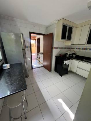 Casa em Lauro de Freitas 4/4 com 03 suítes