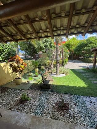 Casa em Lauro de Freitas 4/4 com 03 suítes