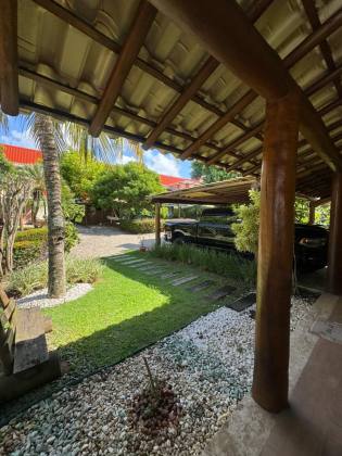 Casa em Lauro de Freitas 4/4 com 03 suítes