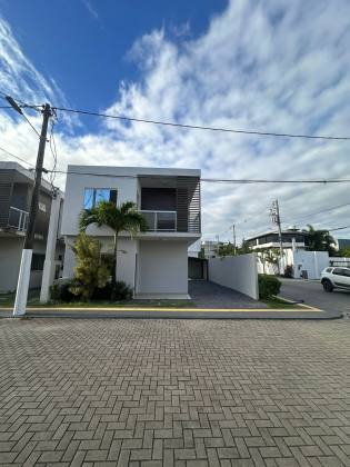 Casa em Ipitanga 4/4 com 03 suítes / Ipitanga Summer