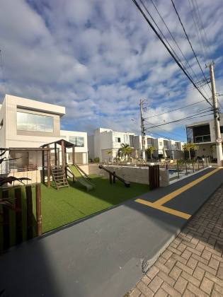 Casa em Ipitanga 4/4 com 03 suítes / Ipitanga Summer