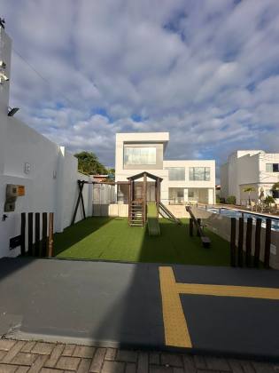 Casa em Ipitanga 4/4 com 03 suítes / Ipitanga Summer