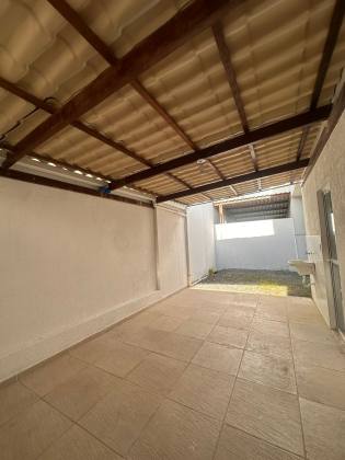 Casa em Ipitanga 4/4 com 03 suítes / Ipitanga Summer