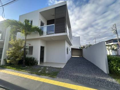 Casa em Ipitanga 4/4 com 03 suítes / Ipitanga Summer