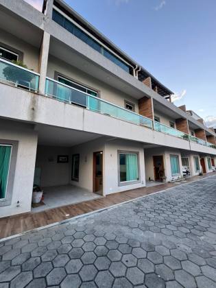 Casa em Buraquinho 3/4 com cobertura