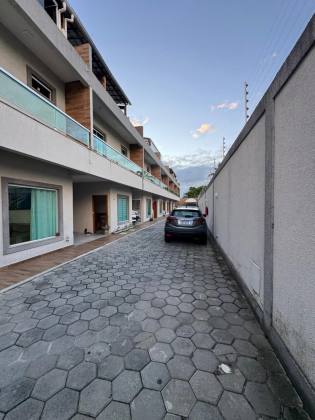 Casa em Buraquinho 3/4 com cobertura