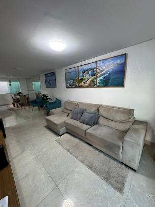 Casa em Buraquinho 3/4 com cobertura