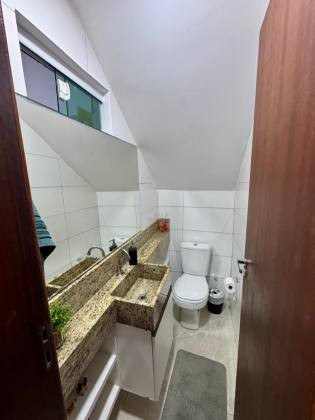 Casa em Buraquinho 3/4 com cobertura