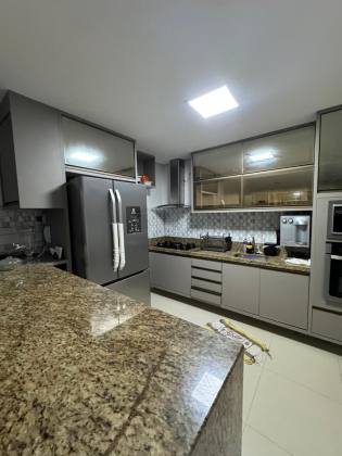 Casa em Buraquinho 3/4 com cobertura