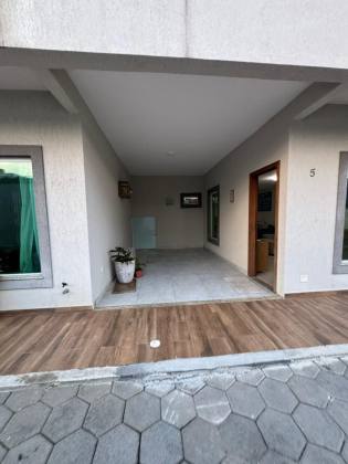 Casa em Buraquinho 3/4 com cobertura