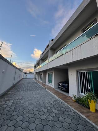 Casa em Buraquinho 3/4 com cobertura