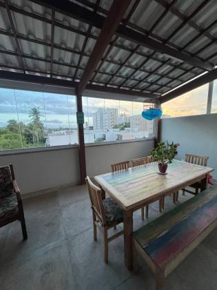 Casa em Buraquinho 3/4 com cobertura