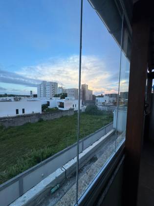 Casa em Buraquinho 3/4 com cobertura