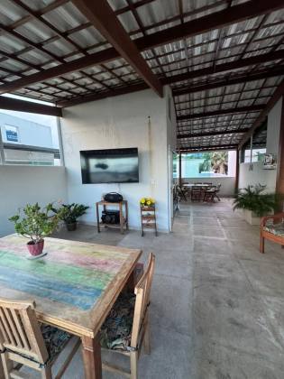 Casa em Buraquinho 3/4 com cobertura