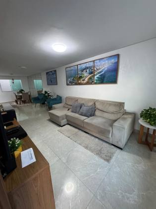Casa em Buraquinho 3/4 com cobertura