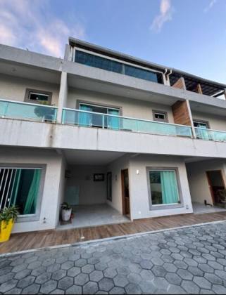 Casa em Buraquinho 3/4 com cobertura