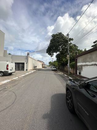 Casa em Abrantes solta em rua pública