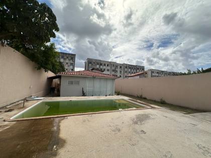 Casa em Abrantes solta em rua pública