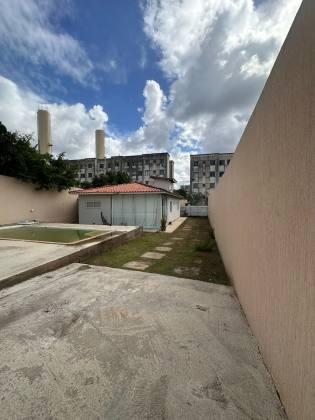 Casa em Abrantes solta em rua pública