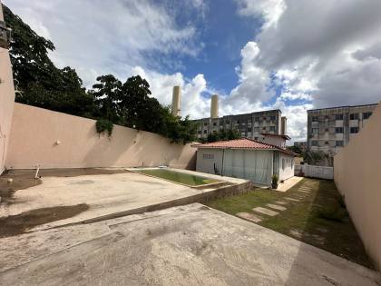 Casa em Abrantes solta em rua pública