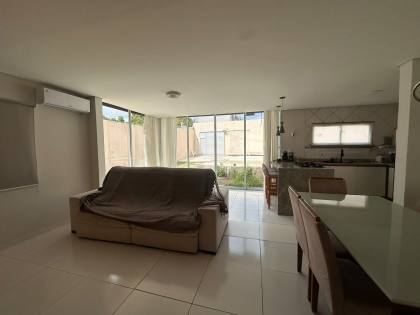 Casa em Abrantes solta em rua pública