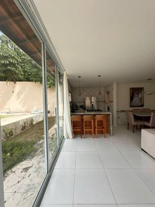 Casa em Abrantes solta em rua pública