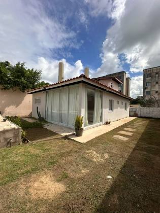 Casa em Abrantes solta em rua pública