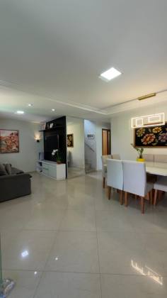 Casa duplex em Buraquinho