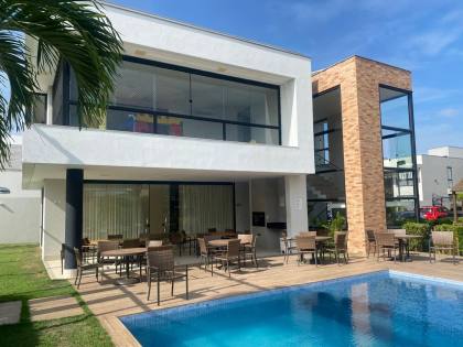 Casa em Vilas do Atlântico 4/4 com suítes