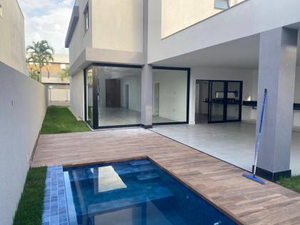 Casa em Vilas do Atlântico 4/4 com suítes