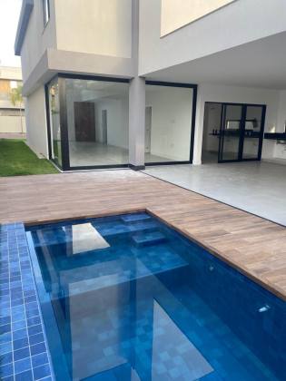 Casa em Vilas do Atlântico 4/4 com suítes