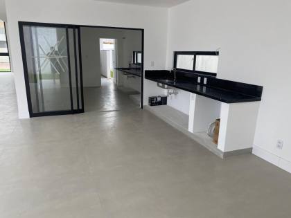 Casa em Vilas do Atlântico 4/4 com suítes