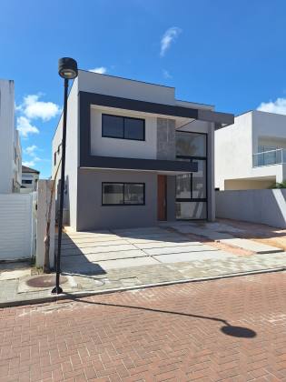 Casa em Vilas do Atlântico 4/4 com suítes