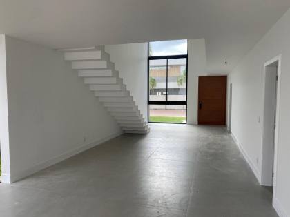 Casa em Vilas do Atlântico 4/4 com suítes